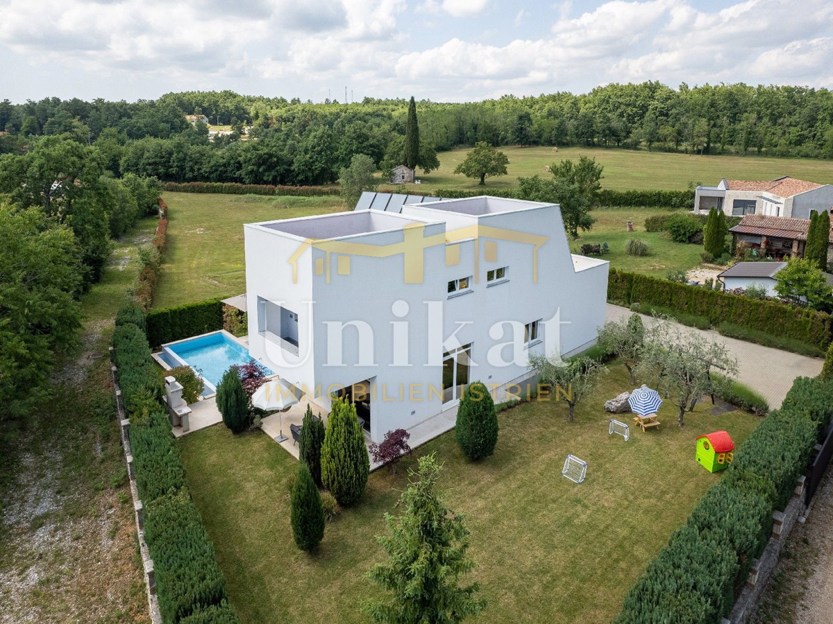 Villa moderna con piscina interna ed esterna